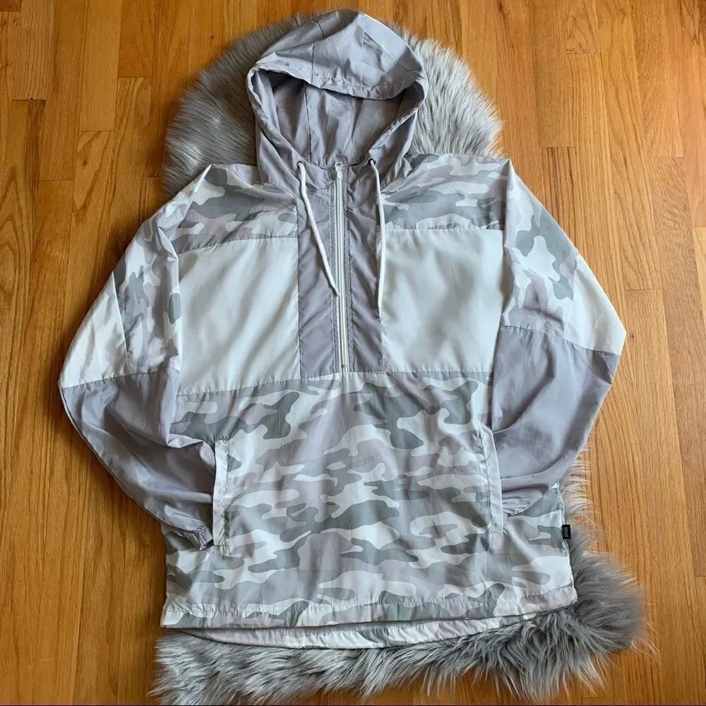 Women’s Beautiful Giant Lightweight Camo Jacket M